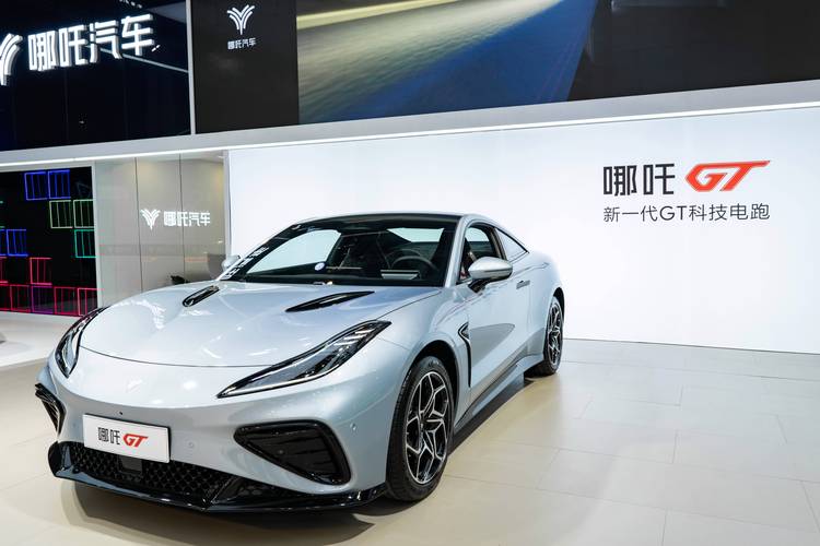 重庆312哪吒汽车在智能汽车领域的表现，领途汽车在新能源汽车市场中的影响力